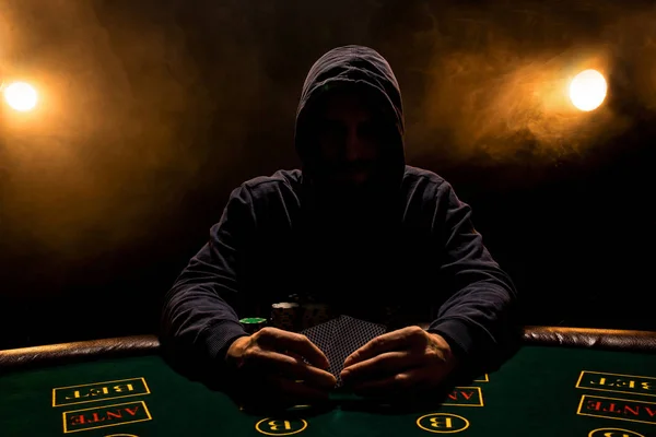 Portréja egy profi póker játékos ül Poker asztal — Stock Fotó