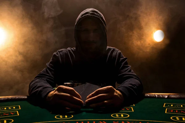 Ritratto di un giocatore professionista di poker seduto al tavolo da poker — Foto Stock