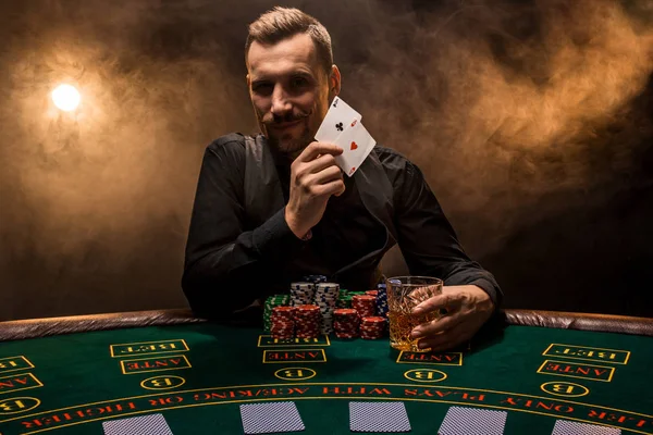 Poker kartları duman siyah arka plan üzerinde gösterilen adam sakallı