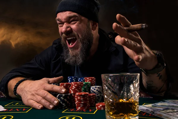 Man spelar poker. Känslomässigt Underkänd i spel, game over för kortspelare, man mycket arg med dumt val, förlorar alla marker på bank. — Stockfoto