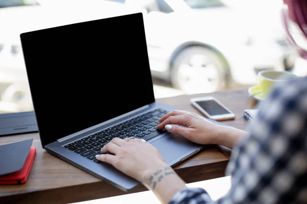 Foto Posteriore Studentessa Che Impara Online Laptop Prima Delle Sue — Foto Stock