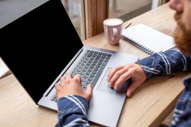 Genç adam kafede iş molası sırasında net-kitap yolu ile sohbet görüntü kırpılmış, önde oturan erkek dizüstü bilgisayar boş kopyalama alanı ekranı ile açın.
