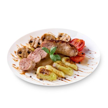 Domates sosu ve beyaz bir arka plan üzerinde sebze kızarmış sosis