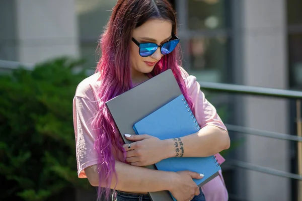 Porträt schöne Schriftstellerin in lässigem Outfit mit modernem Laptop in der Hand. — Stockfoto
