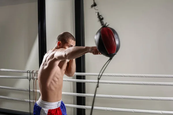 Un boxeador con guantes en la sala de entrenamiento. Boxeador patada en el gimnasio . —  Fotos de Stock