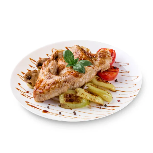 Beyaz arka plan üzerinde izole sebzeli ızgara tavuk tabak