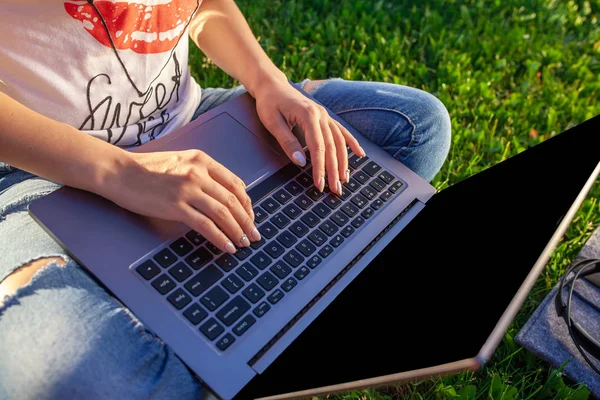 Chiudi Mani Sulla Tastiera Donna Che Lavora Computer Portatile Con — Foto Stock