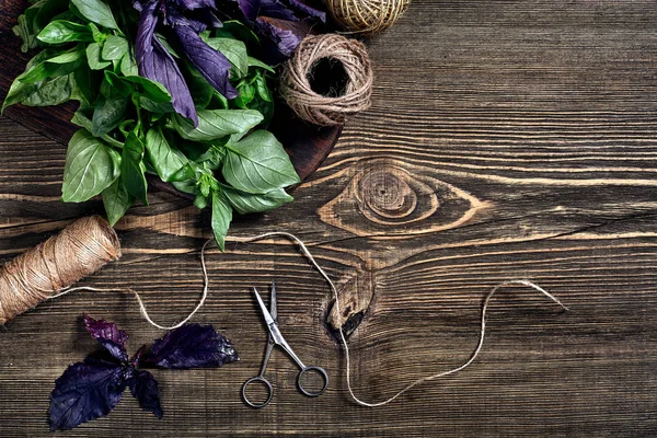 Ahşap zemin üzerine yeşil ve mor taze fesleğen. Üstten görünüm