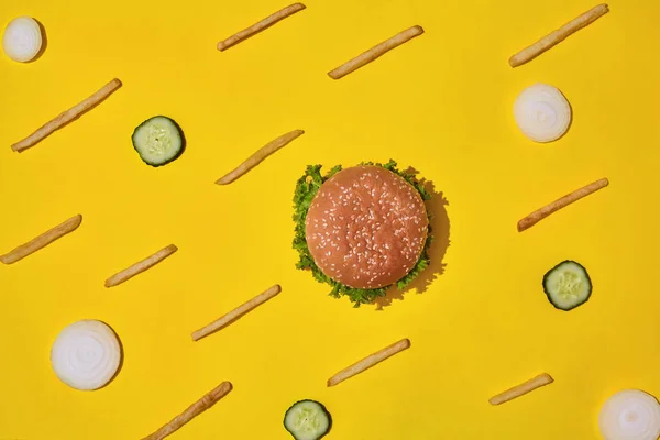Designkoncept av mockup burgare och pommes frites på gul bakgrund. — Stockfoto