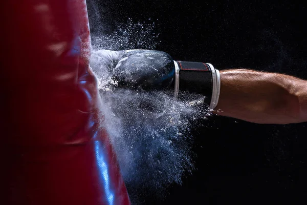 Mão Perto Boxeador Momento Impacto Saco Perfuração Sobre Fundo Preto — Fotografia de Stock