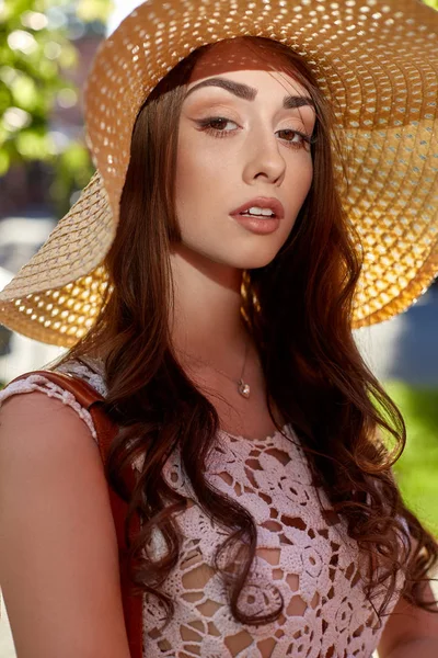 Mode portret van de jonge stijlvolle hipster vrouw lopen op de straat, het dragen van trendy outfit, stro hoed, reizen. — Stockfoto