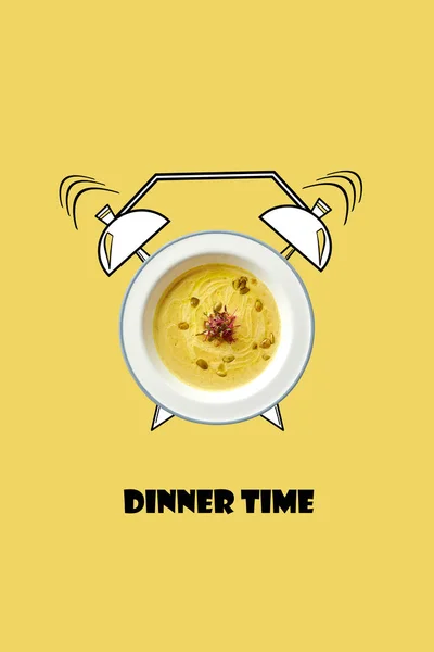 Fehér tál forró leves és ébresztőóra keze készült illusztráció, sárga háttér előtt. A felirat vacsora ideje. — Stock Fotó