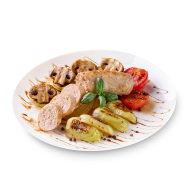 Domates sosu ve beyaz bir arka plan üzerinde sebze kızarmış sosis