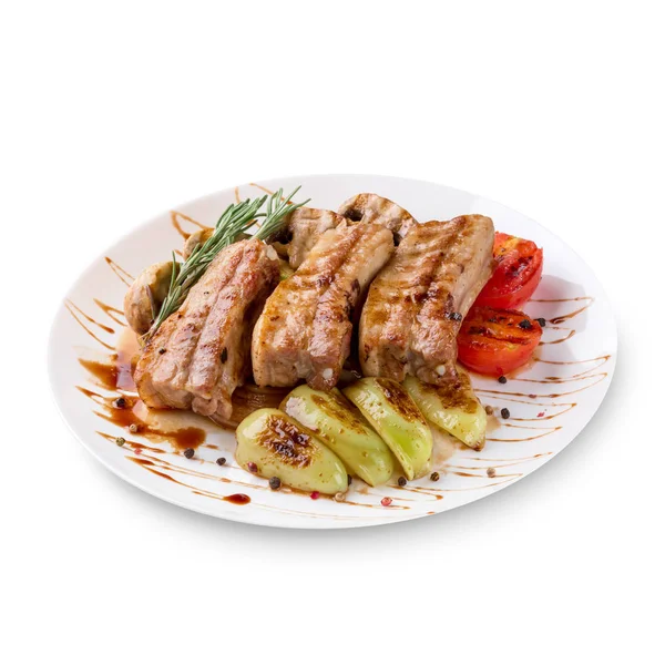 흰색 배경에 고립 된 접시에 야채와 함께 맛 있는 구이 갈비 — 스톡 사진