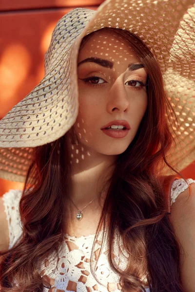 Retrato de moda de jovem mulher hipster elegante andando na rua, vestindo roupas da moda, chapéu de palha, viagens . — Fotografia de Stock