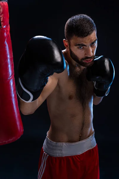 Bloqueo de brazo doble. Entrenador de boxeo mostrando técnicas defensivas. Lucha contra el deporte, club de lucha . — Foto de Stock