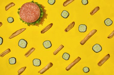 Tasarım konsepti mockup hamburger ve patates kızartması sarı arka plan ayarla.