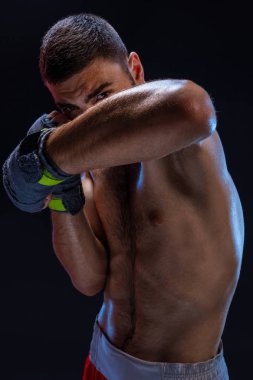 Çift kol bloğu. Savunma teknikleri gösterilen boks eğitmeni. Spor çarpışma, dövüş kulübü.