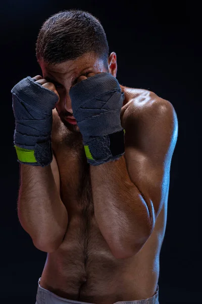 Bloqueio de braço duplo. Treinador de boxe mostrando técnicas defensivas. Esporte de combate, clube de luta . — Fotografia de Stock