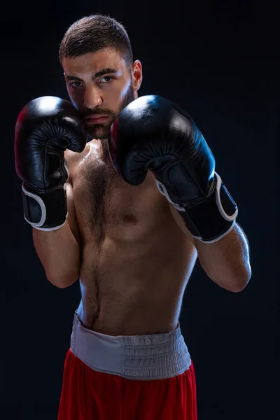 Bloqueio de braço duplo. Treinador de boxe mostrando técnicas defensivas. Esporte de combate, clube de luta . — Fotografia de Stock