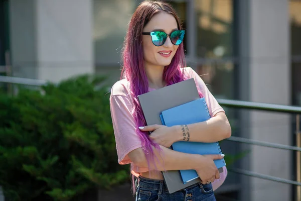 Retrato bela escritora feminina vestida com roupa casual segurando laptop moderno na mão . — Fotografia de Stock