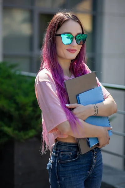 Retrato bela escritora feminina vestida com roupa casual segurando laptop moderno na mão . — Fotografia de Stock