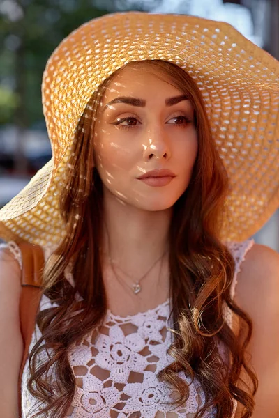Retrato de moda de una joven mujer hipster con estilo que camina por la calle, vistiendo ropa de moda, sombrero de paja, viajes . — Foto de Stock