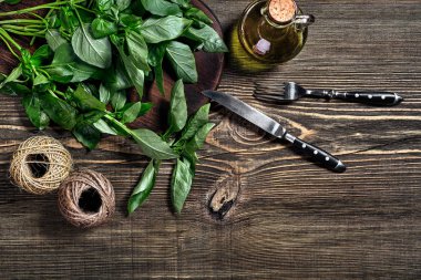 Ahşap zemin üzerine Yeşil taze fesleğen. Üstten görünüm