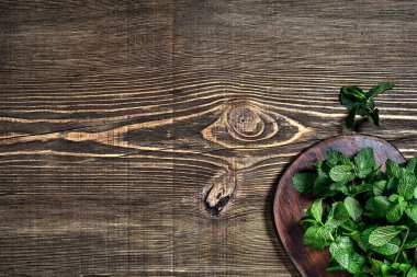 Ahşap arka plan üzerinde taze nane yaprakları. Üstten görünüm. Kopya alanı