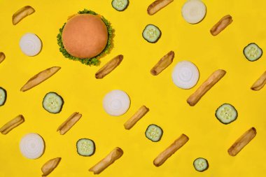 Tasarım konsepti mockup hamburger ve patates kızartması sarı arka plan ayarla.
