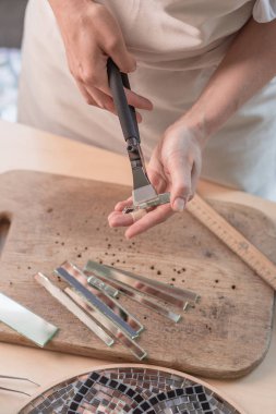 Sanatçı kesme yaprak vitray küçük mozaik kareler içine. Yakın çekim