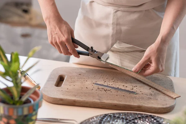 Künstler schneidet Glasmalereien in kleine Mosaikquadrate. Nahaufnahme — Stockfoto