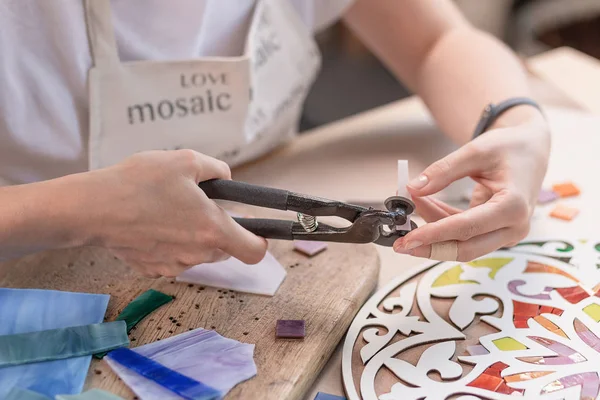 Handen van master bezig met nieuwe moderne kleurrijke mozaïek. Close-up — Stockfoto