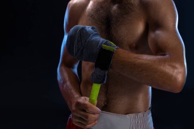 Spor boxer erkek el bilek tamamladı çeker. Siyah arka plan üzerine izole oryantal erkek modeli.