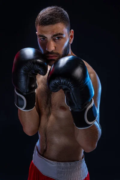 Bloqueo de brazo doble. Entrenador de boxeo mostrando técnicas defensivas. Lucha contra el deporte, club de lucha . — Foto de Stock