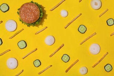 Tasarım konsepti mockup hamburger ve patates kızartması sarı arka plan üzerinde ayarlayın. Üstten görünüm kopya alanı ile. Desen. Düz yatıyordu.