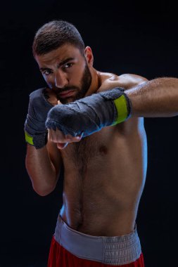 Yakından görmek gri bandaj içinde genç sporcunun erkek ellerinde. Siyah arka plan. Dikey