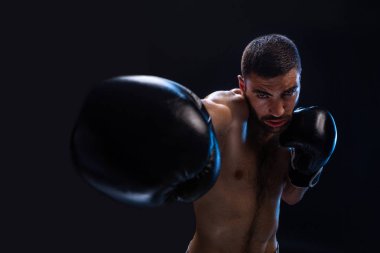 Adam bir rakip isabet. Avcı çıplak gövde ve boks eldivenleri kameraya bakarak ile duruldu. Kazanmak.