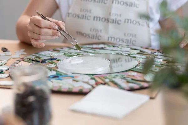 Руки мастера работают над новой современной красочной мозаикой. Крупный план — стоковое фото