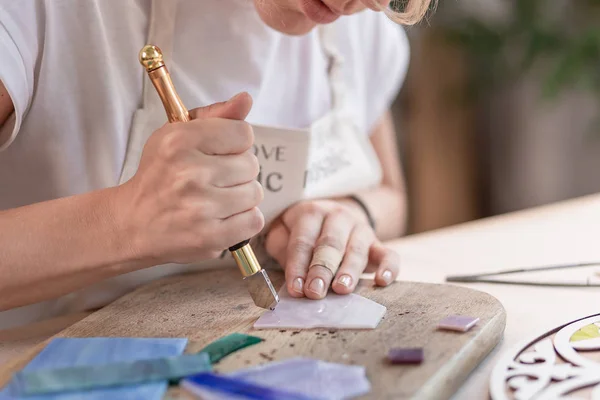 Künstler schneidet Glasmalereien in kleine Mosaikquadrate. Nahaufnahme — Stockfoto