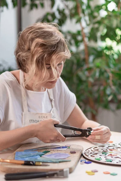 Portret van master bezig met nieuwe moderne kleurrijke mozaïek. Close-up — Stockfoto