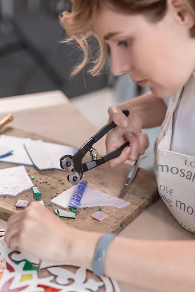 Lieu de travail du maître de la mosaïque : les mains des femmes tenant l'outil pour les détails de la mosaïque dans le processus de fabrication d'une mosaïque — Photo