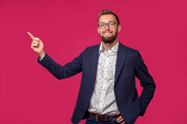 Retrato de un atractivo hombre de negocios feliz con gafas sobre un fondo rosa —  Fotos de Stock