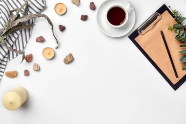 Boş açılan defter ile kahve beyaz masada. Üstten görünüm. Yazma kavramı