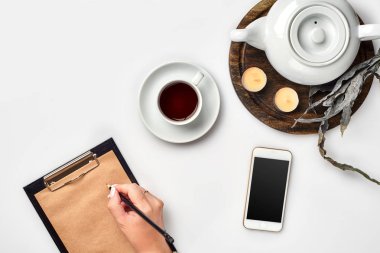 Boş kitap Not, günlüğü, formanın mockup, üstten görünüm, stüdyo yazma eller bir kadın. Fincan kahve molası.