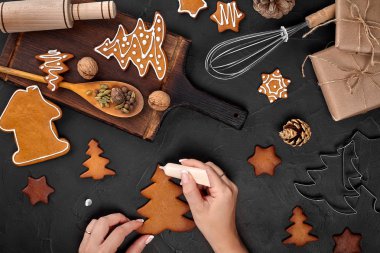 Krema şeker ile gingerbread Noel çerezleri dekorasyon kadın. Noel hazırlıkları kavramı. Kopya alanı ile üstten görünüm.