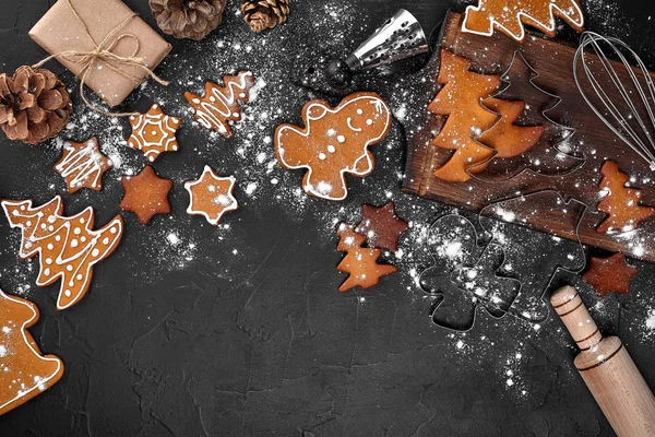 Biscoitos de gengibre caseiros de Natal, especiarias e tábua de corte em fundo escuro com espaço de cópia para exibição de texto superior. Ano Novo e cartão postal de Natal — Fotografia de Stock