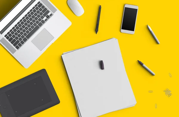 Conceito de espaço de trabalho mínimo: telefone inteligente, caneta, lápis, bloco de notas, notebook, tablet, laptop, composição em fundo amarelo. Deitado plano, vista superior — Fotografia de Stock