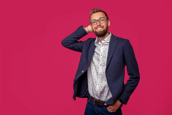 Estudio plano de atractivo hombre de negocios morena con gafas, en camisa casual, chaqueta negra con estilo, sonriendo . —  Fotos de Stock