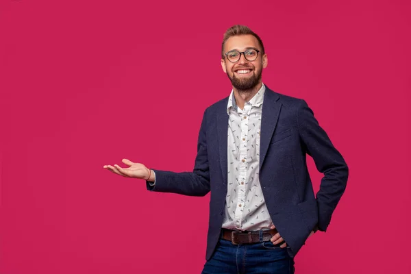 Estudio plano de atractivo hombre de negocios morena con gafas, en camisa casual, chaqueta negra con estilo, sonriendo . —  Fotos de Stock